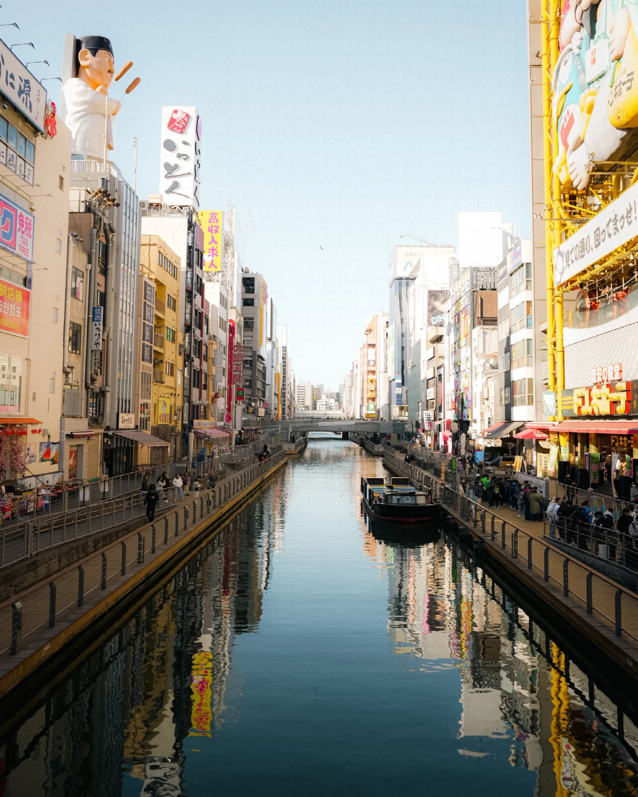 Osaka Dotonbori kanalında binaların ve tabelaların suya yansıması