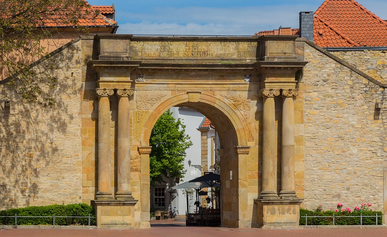 Stone arch and passage of Heger Tor in Osnabrück, photographed in May 2020.