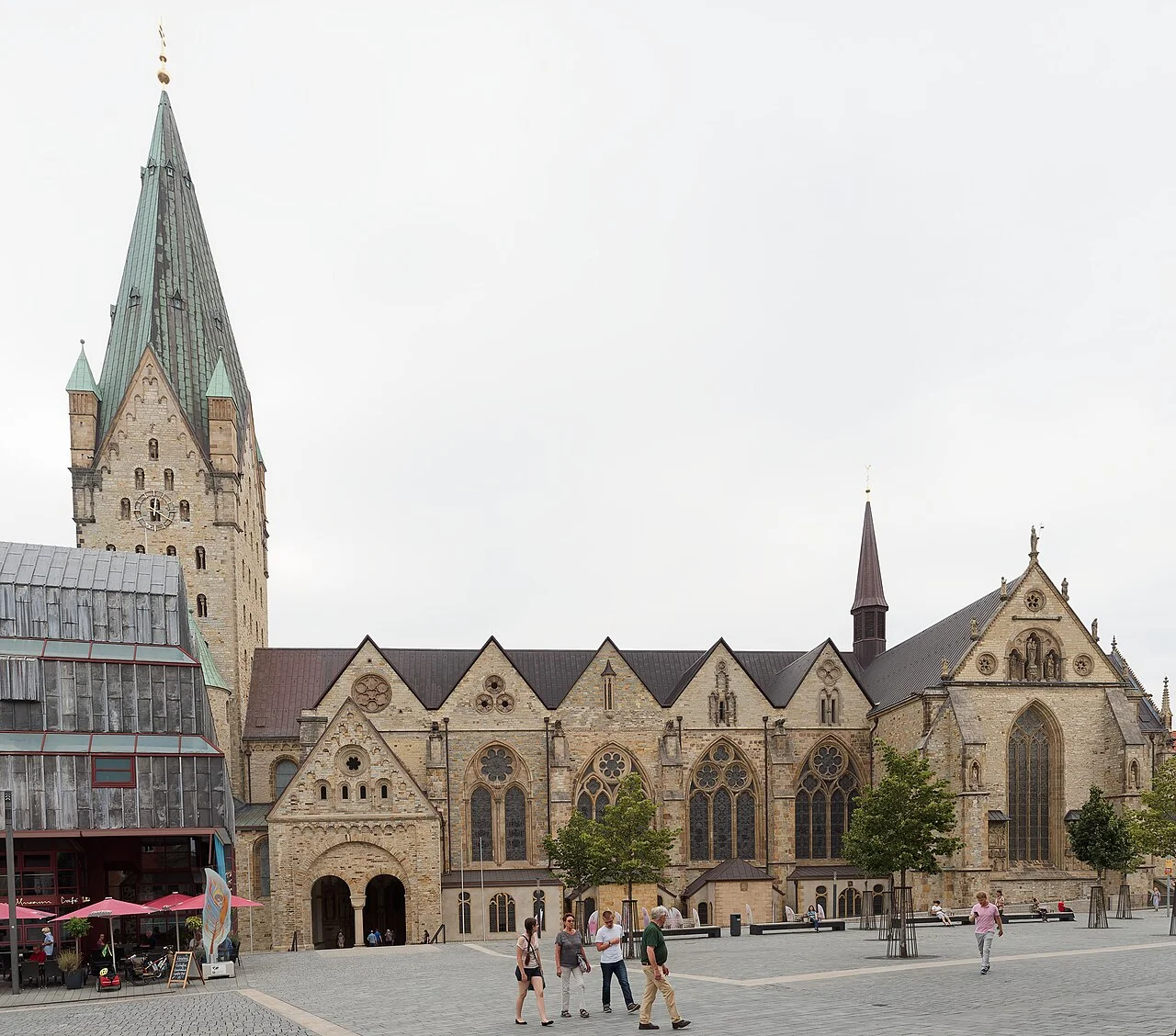 Paderborn katedralinin güney cephesi ve önündeki meydan; Ağustos 2020 fotoğrafı.