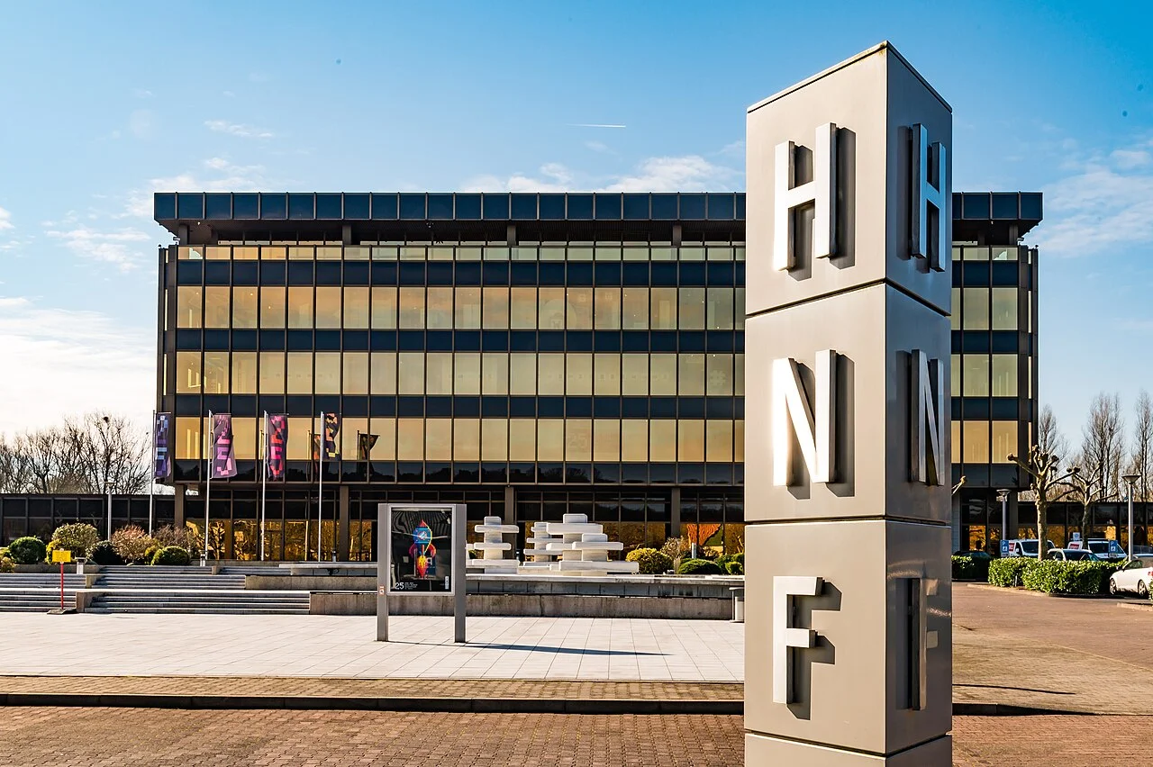 Paderborn Heinz Nixdorf MuseumsForum müzesinin binası ve HNF işareti; Mart 2022 fotoğrafı.