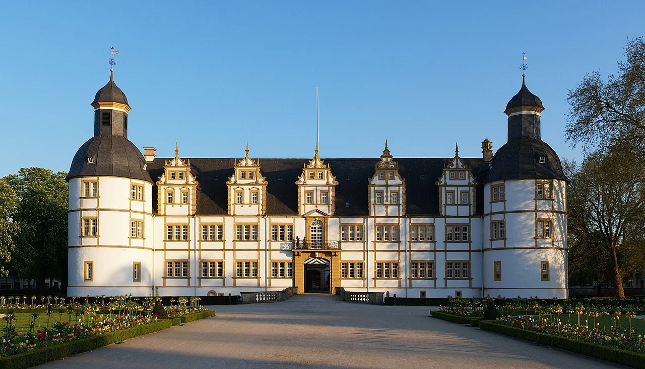 Paderborn Schloss Neuhaus sarayının bahçeye bakan cephesi; Nisan 2009 fotoğrafı.