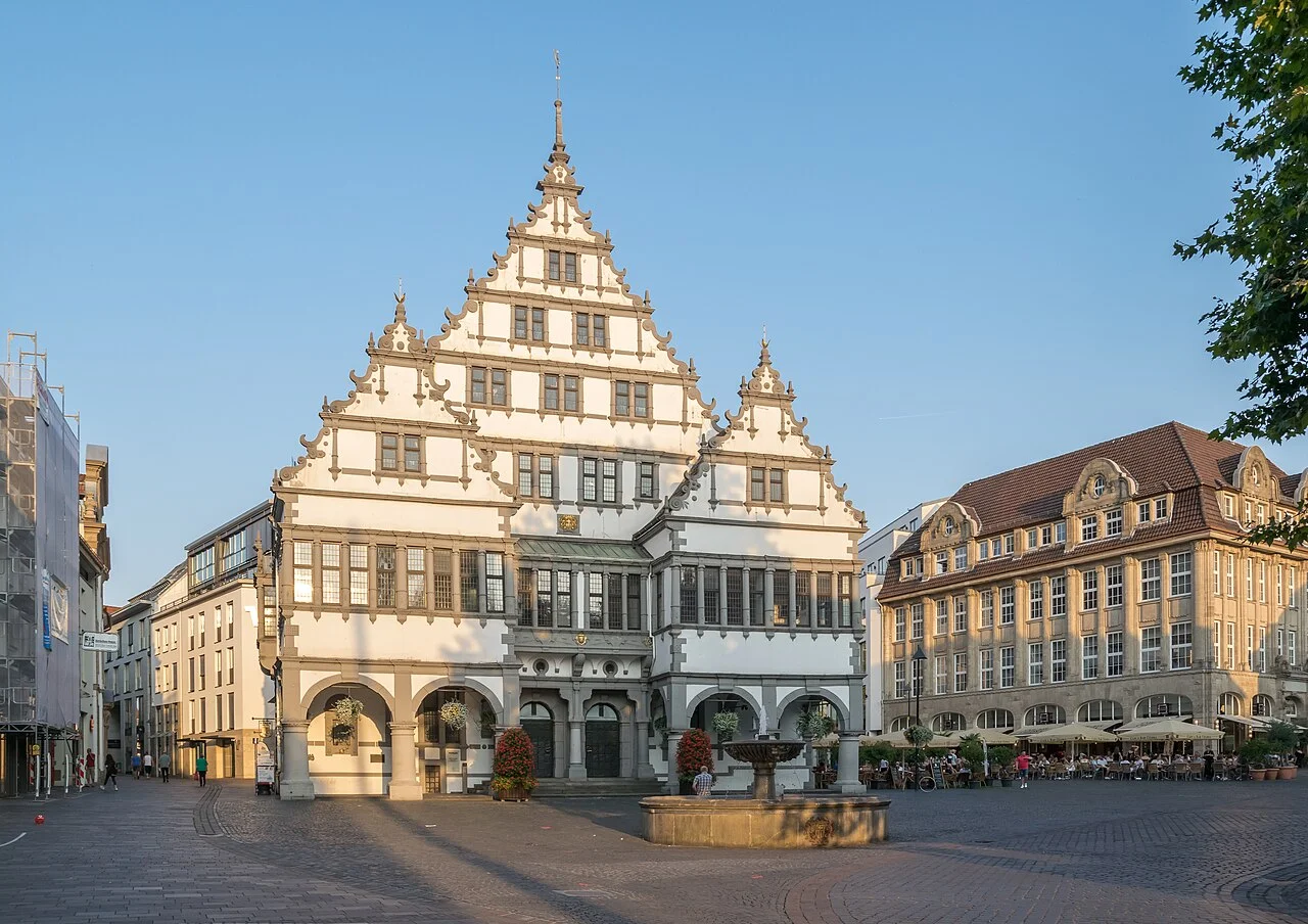 Paderborn tarihi Rathaus binasının süslü cephesi ve meydanı; Eylül 2016 fotoğrafı.
