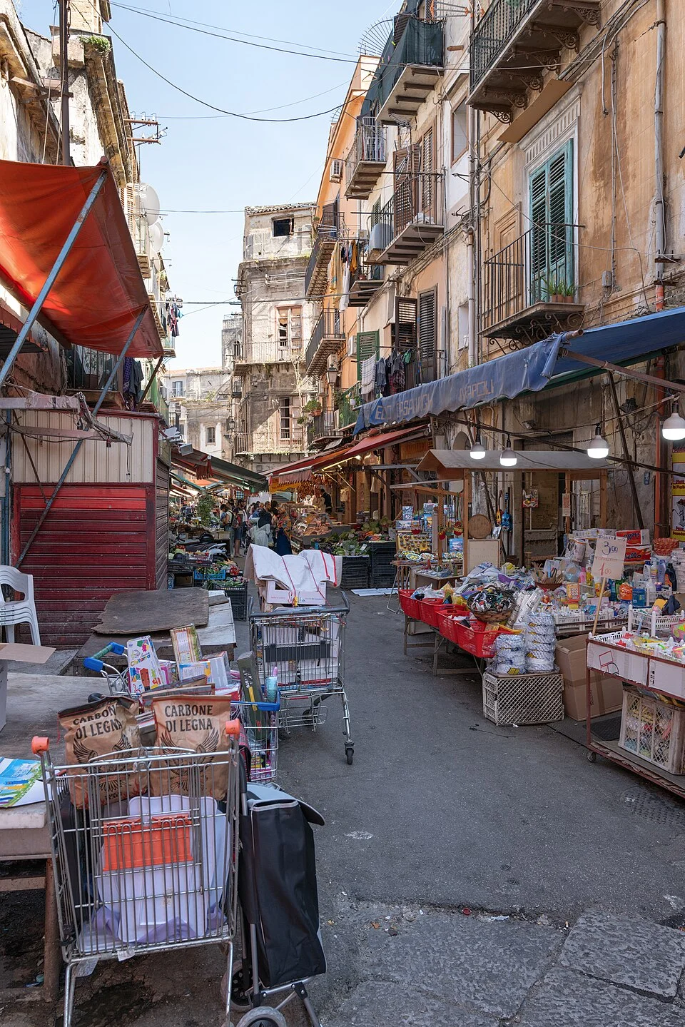 Palermo Ballarò pazar sokağında dükkânlar ve tezgâhlar; Nisan 2023 fotoğrafı.