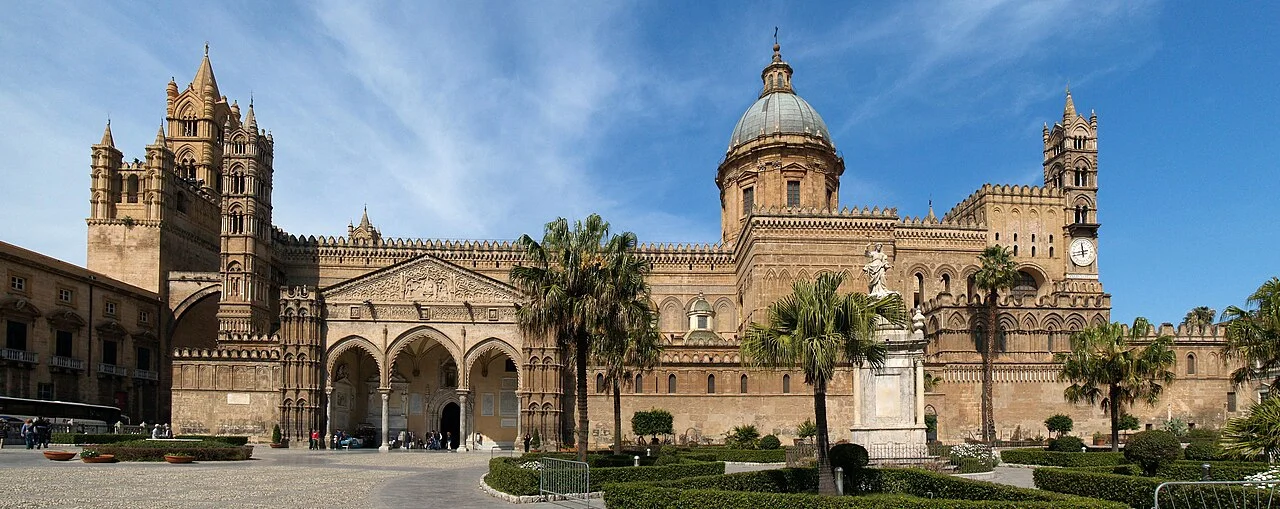 Palermo Katedrali dış cephesi, kubbesi ve avlusu; 2011 arşiv fotoğrafı.