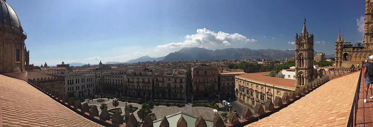 Palermo katedral çatısından güneye uzanan çatı manzarası; Ağustos 2016 fotoğrafı.