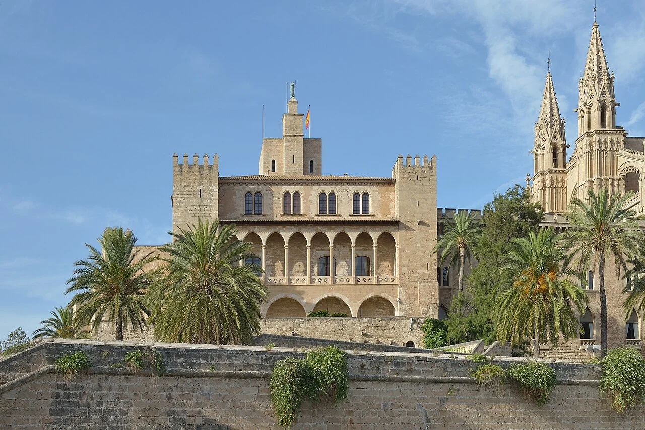 Palma kıyısından La Almudaina Sarayı ve La Seu; Haziran 2016 panorama fotoğrafı.