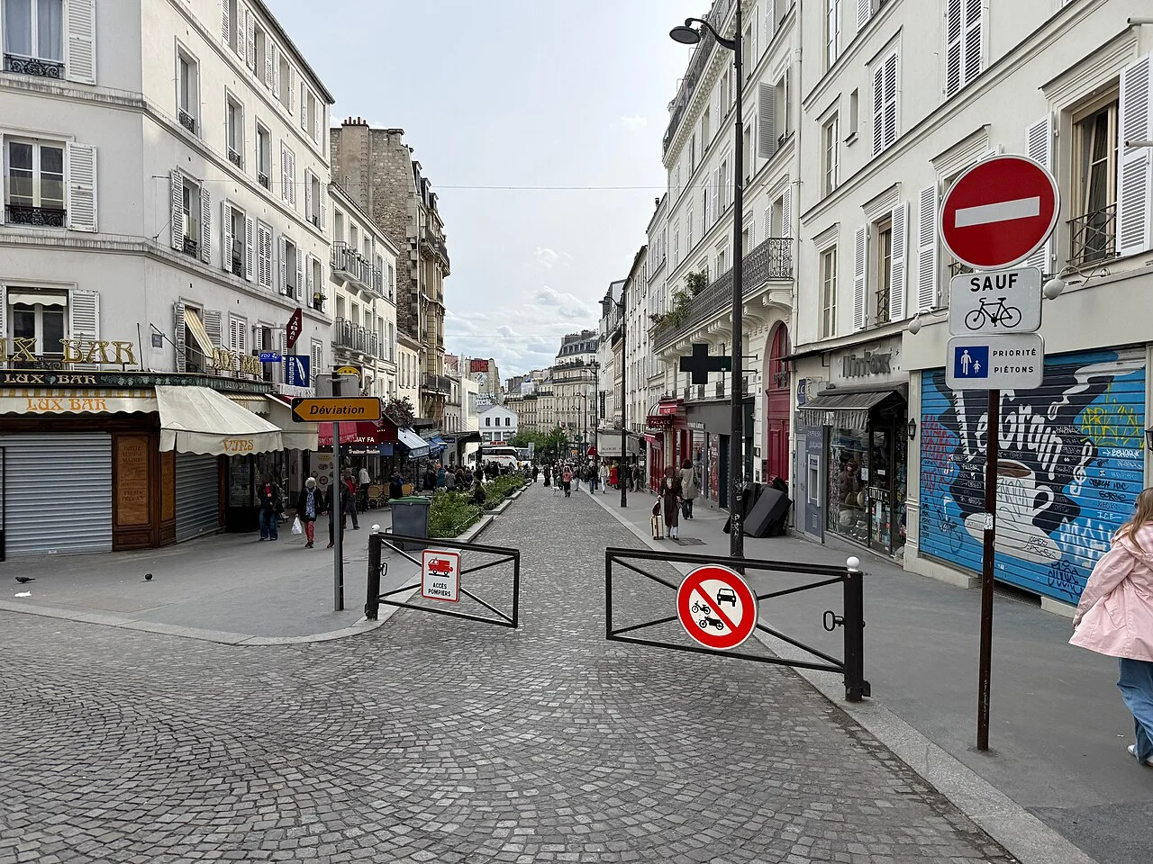 Montmartre Rue Lepic, Nisan 2026 gerçek sokak görünümü; film karesi değildir