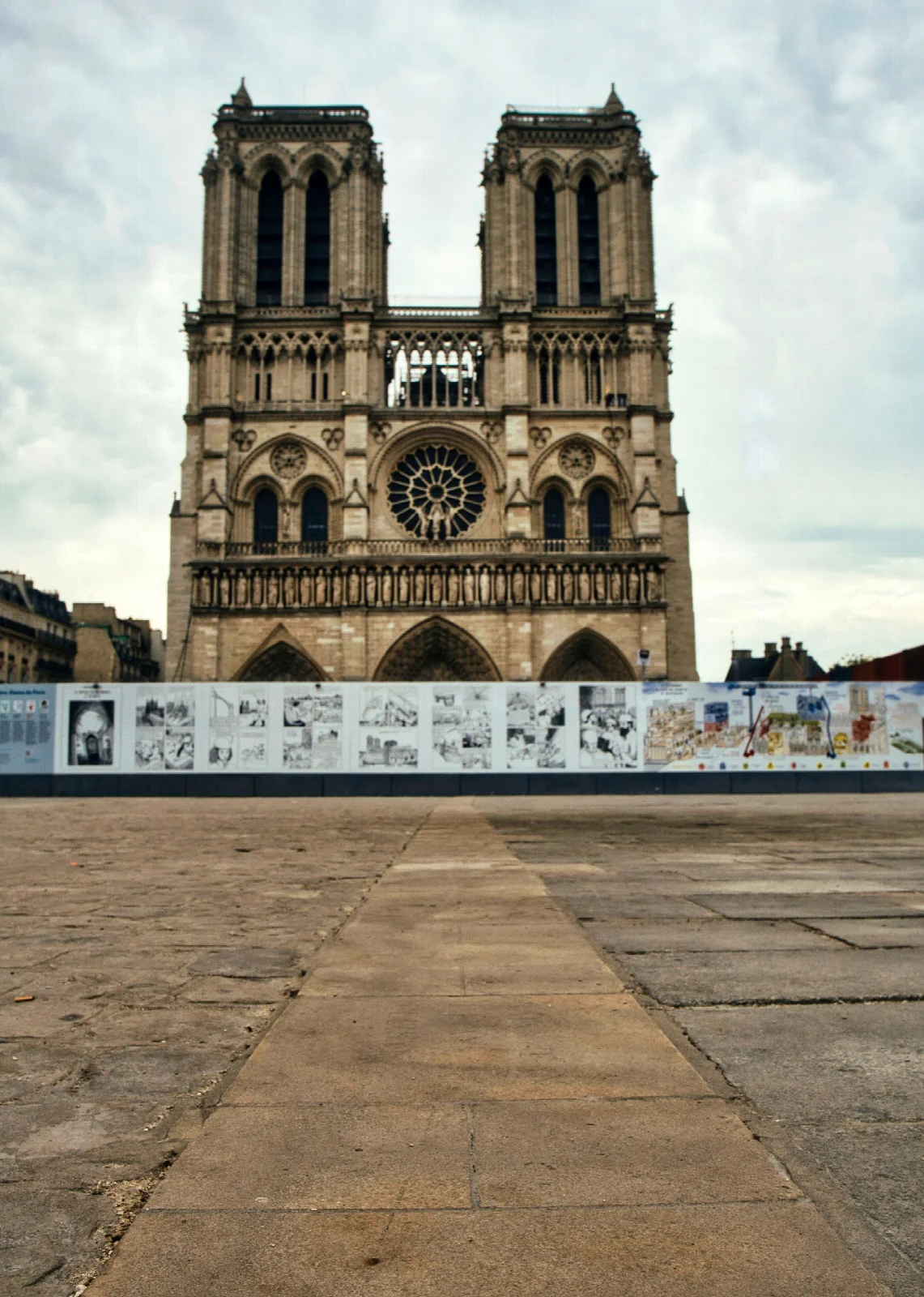 Paris Notre-Dame Katedrali’nin iki kulesi ve bezemeli ana cephesi
