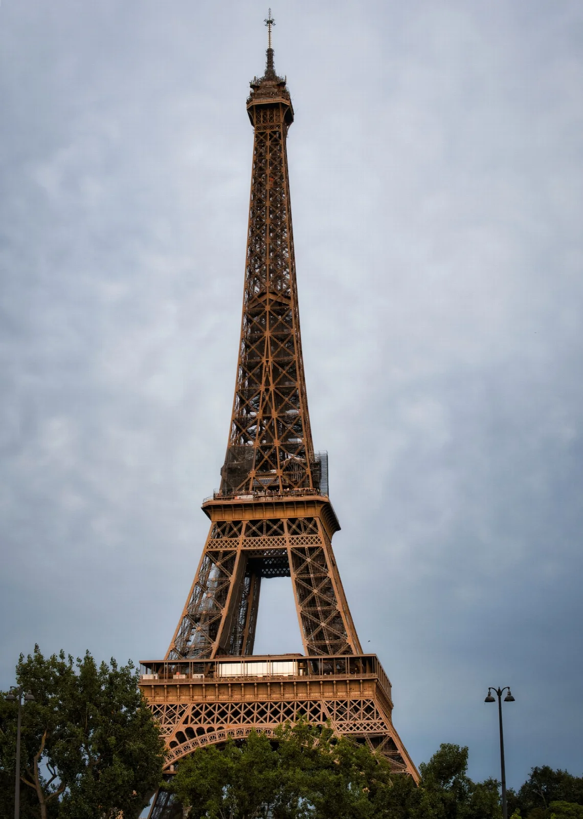 Paris’te bulutlu gökyüzünün altında Eyfel Kulesi’nin demir yapısı