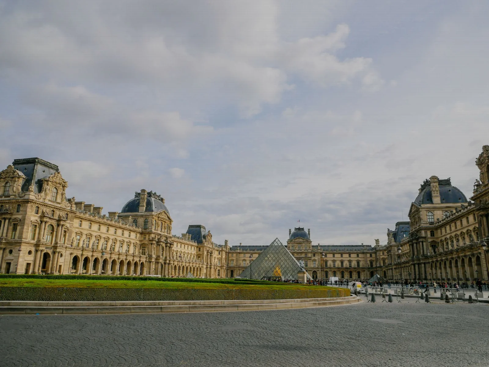 Paris Louvre Müzesi’nin tarihî cephesi ve avludaki cam piramit