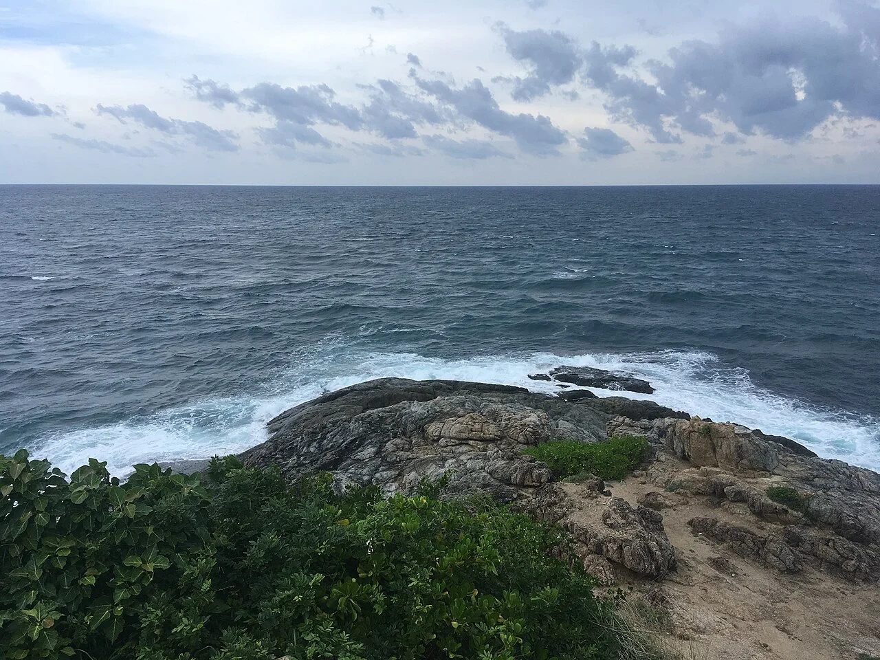 Promthep Cape denizi ve kayalıkları, Phuket, 4 Haziran 2018; gerçek gündüz görüntüsü, gün batımı fotoğrafı değildir.