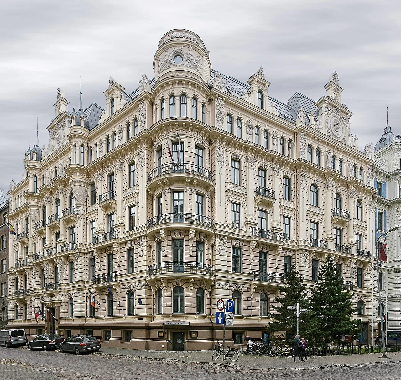 Riga Alberta iela 13 numaralı tarihî Art Nouveau cephesi; 2 Kasım 2020, 12 numaradaki müze binası değildir.