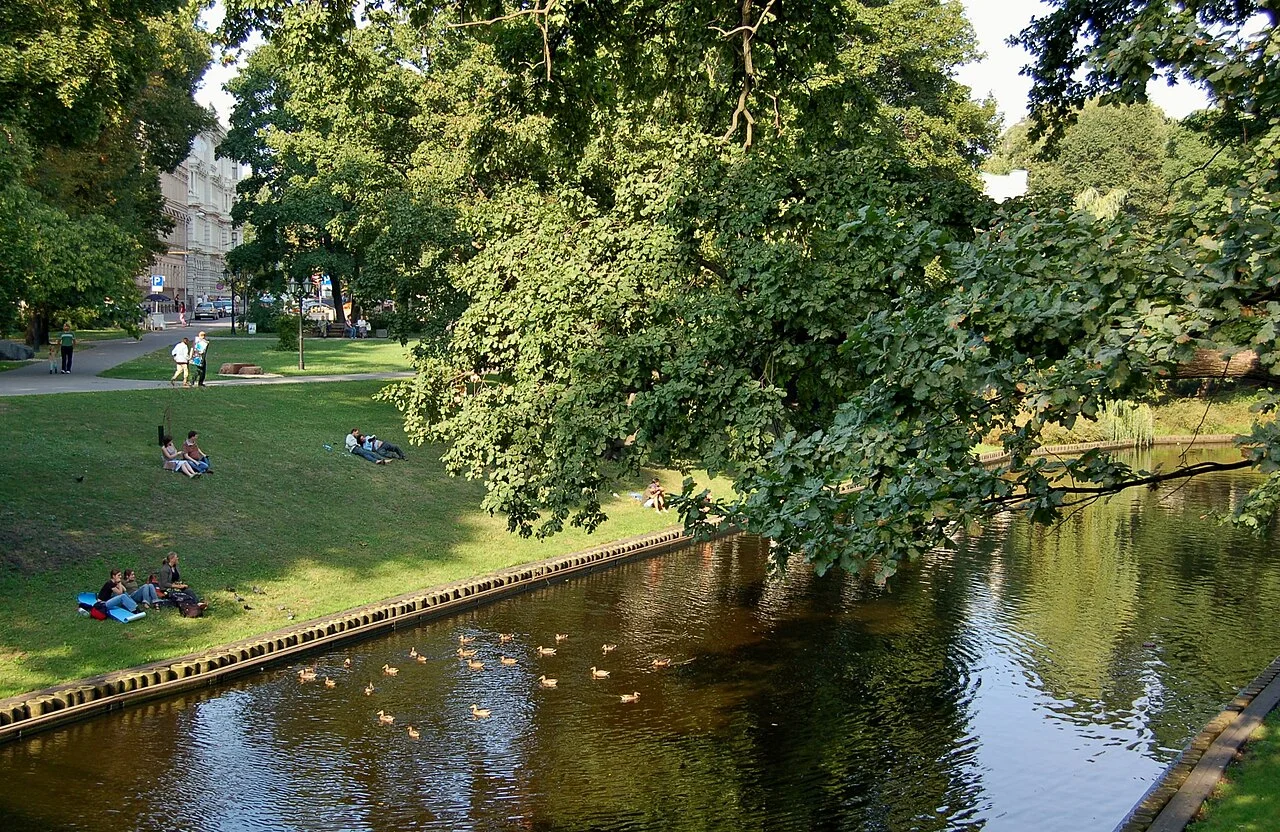 Riga Bastejkalna parkında kanal ve yeşil kıyılar; 18 Ağustos 2006 fotoğrafı.