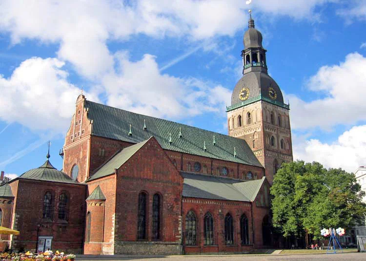 Riga Dome Cathedral tuğla cepheleri ve kulesi; 22 Ağustos 2005 arşiv fotoğrafı.