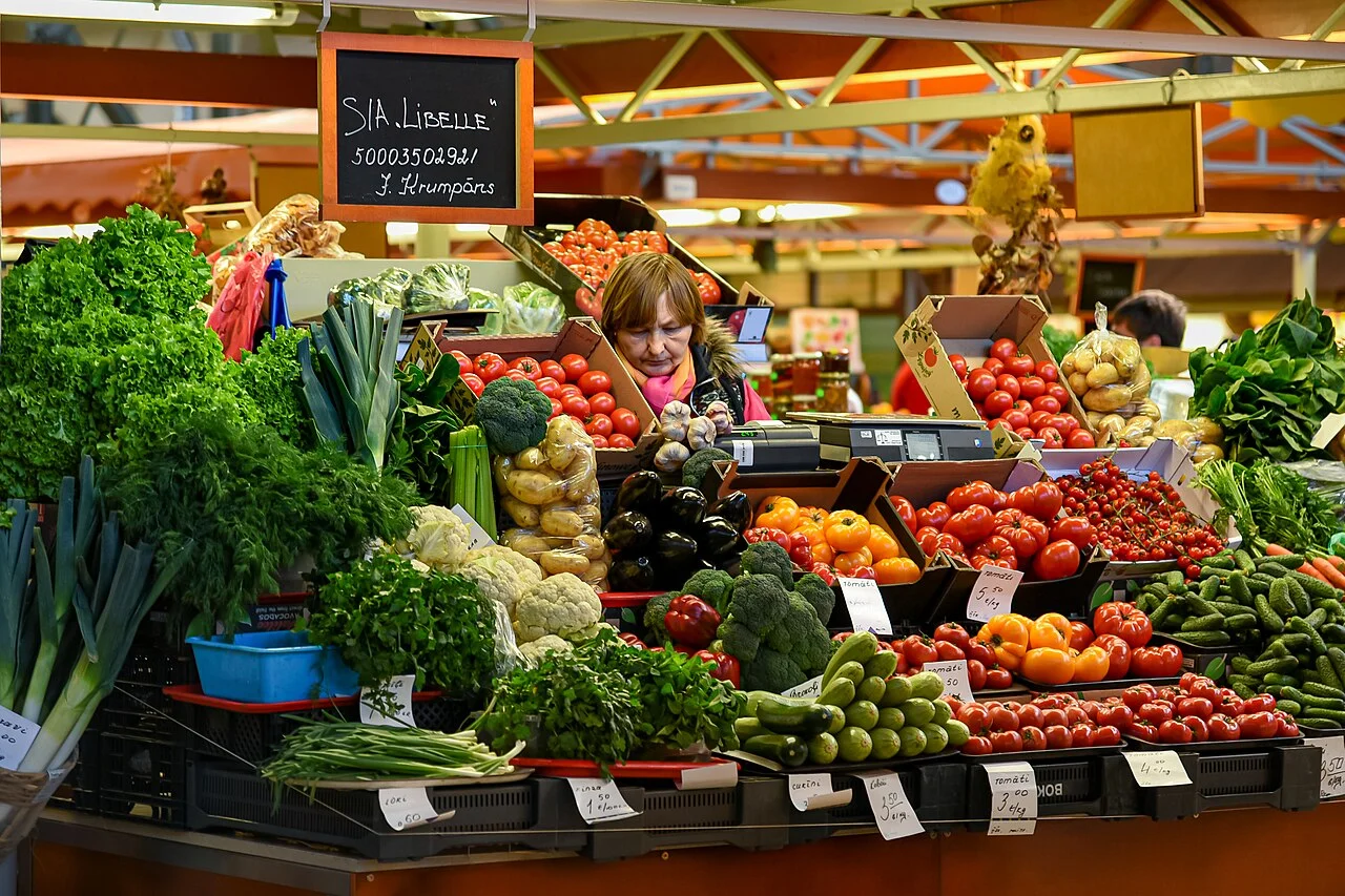 Riga Central Market içinde sebze tezgâhı; 14 Nisan 2019 fotoğrafı, tabelalardaki fiyatlar güncel değildir.