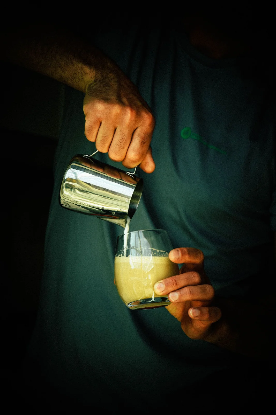 Roma’da bir barista kahveye süt dökerek cappuccino hazırlıyor