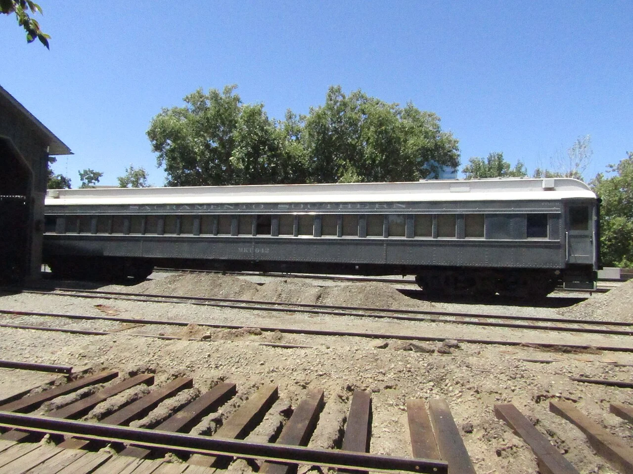 Old Sacramento Historic District açık alanında demiryolu yolcu vagonu, 2023