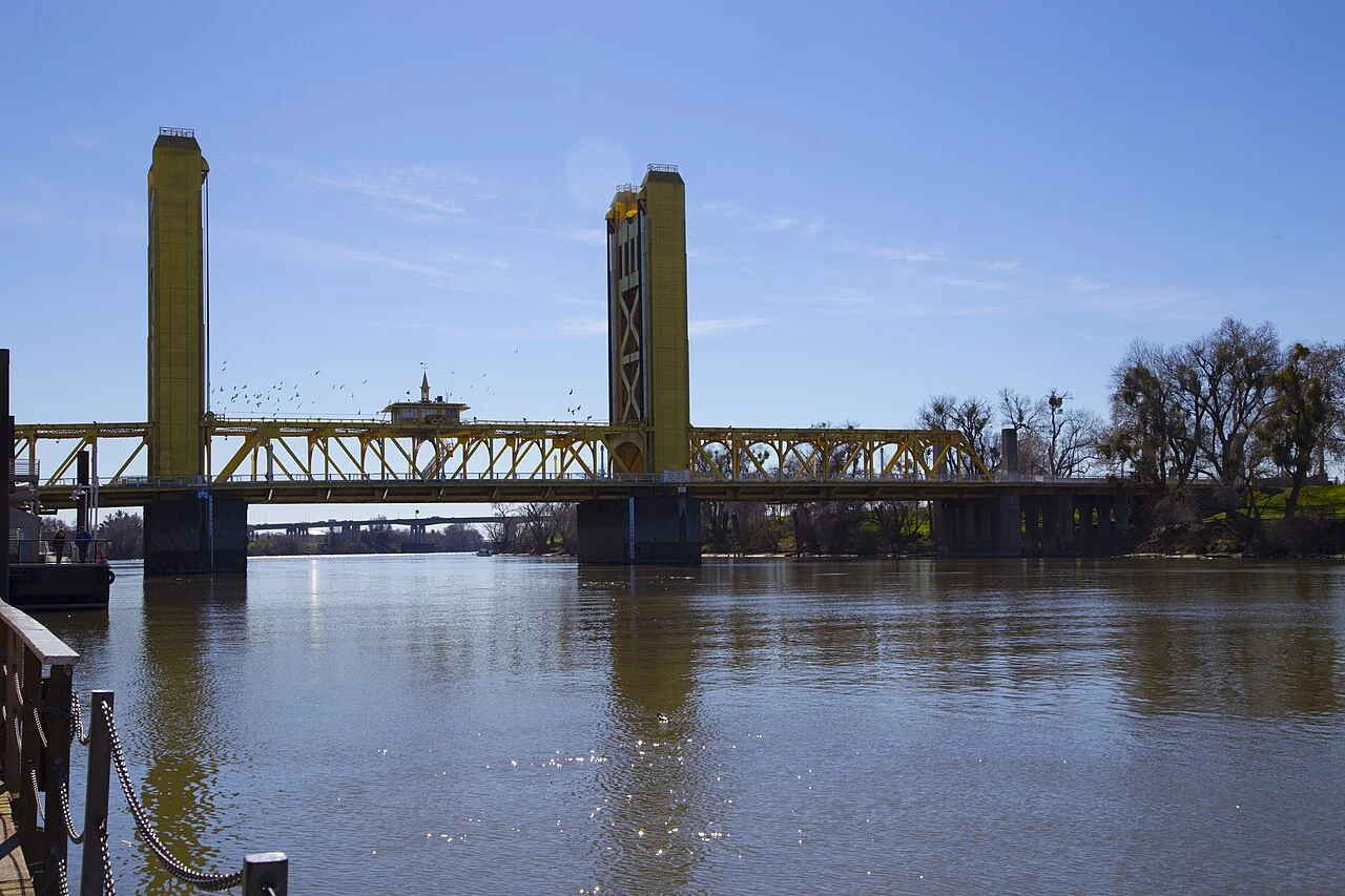 Old Sacramento kıyısından sarı Tower Bridge, 2014