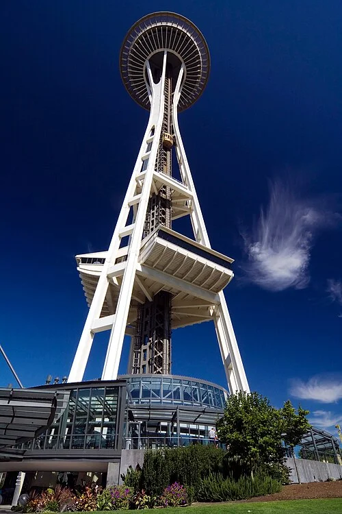 Seattle Center içindeki Space Needle kulesi
