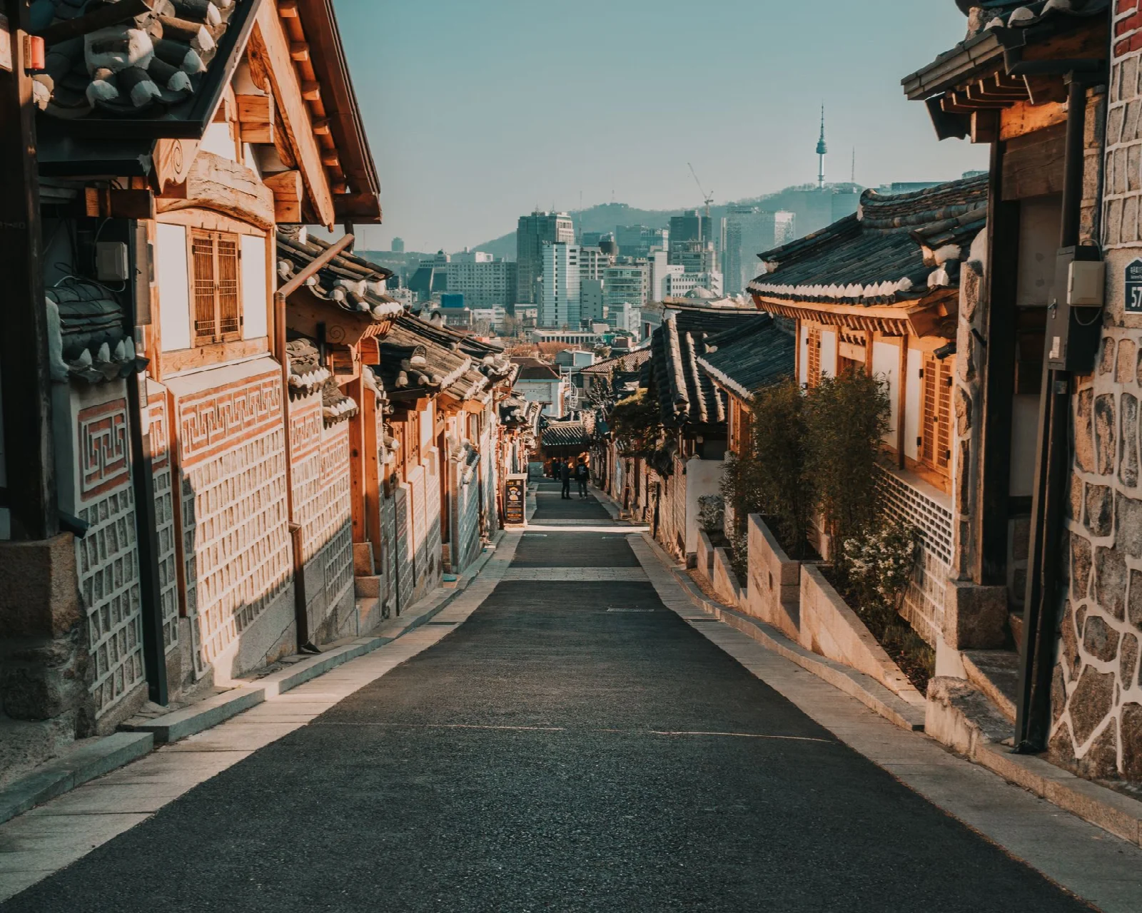 Seul Bukchon’da geleneksel hanok evleri arasından şehir görünümü