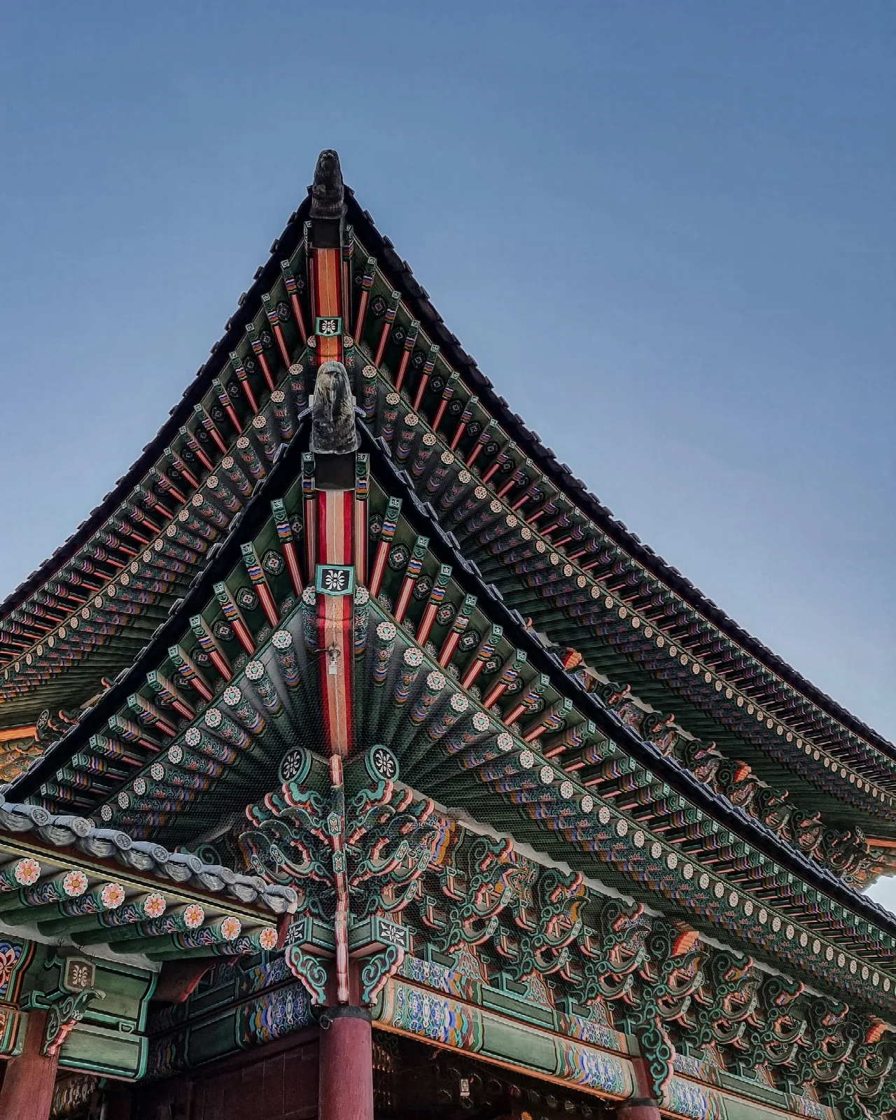 Seul Gyeongbokgung Sarayı’nda renkli bezemeli ahşap çatı ayrıntıları