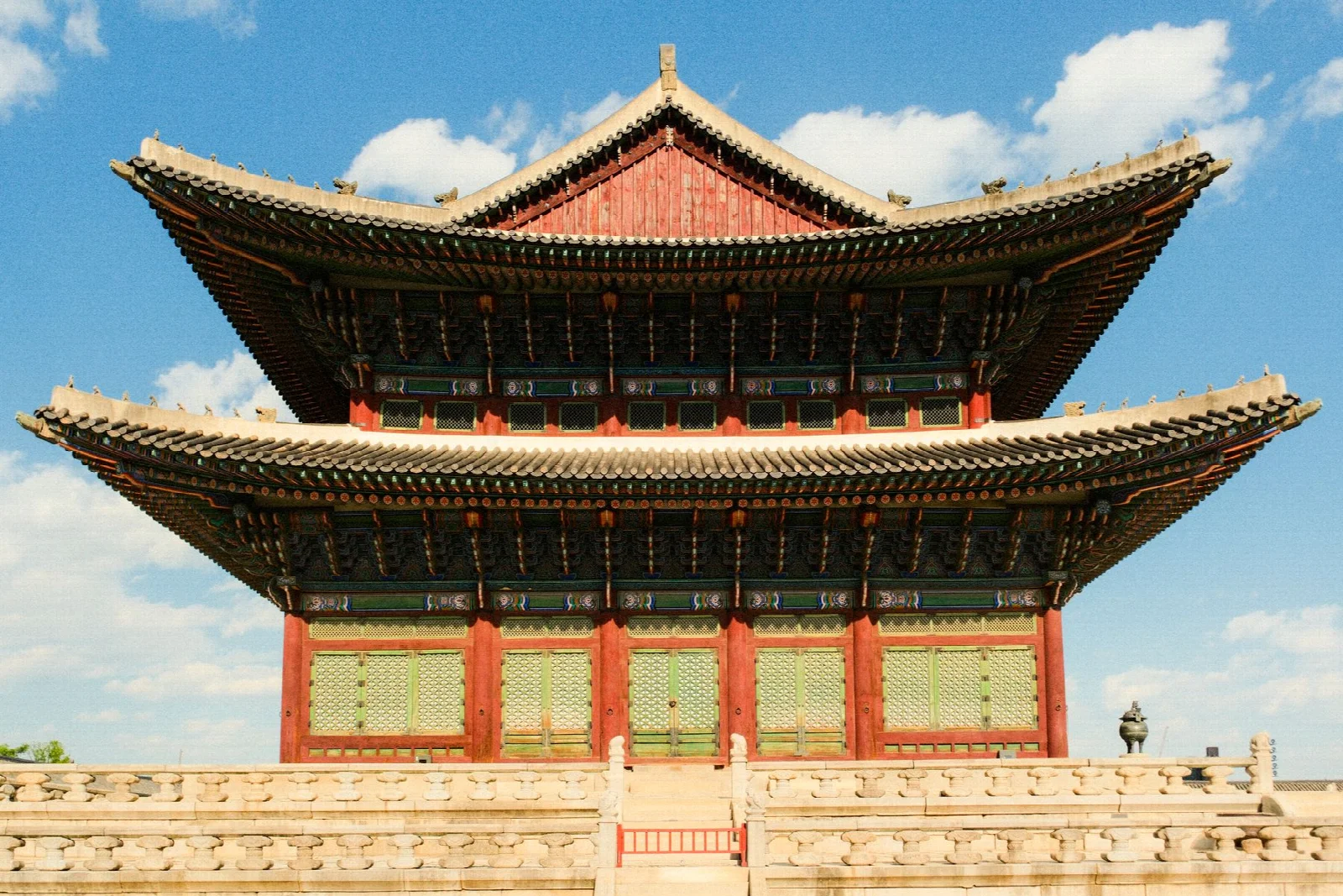 Seul Gyeongbokgung Sarayı’nın renkli ahşap cephesi ve katlı çatıları