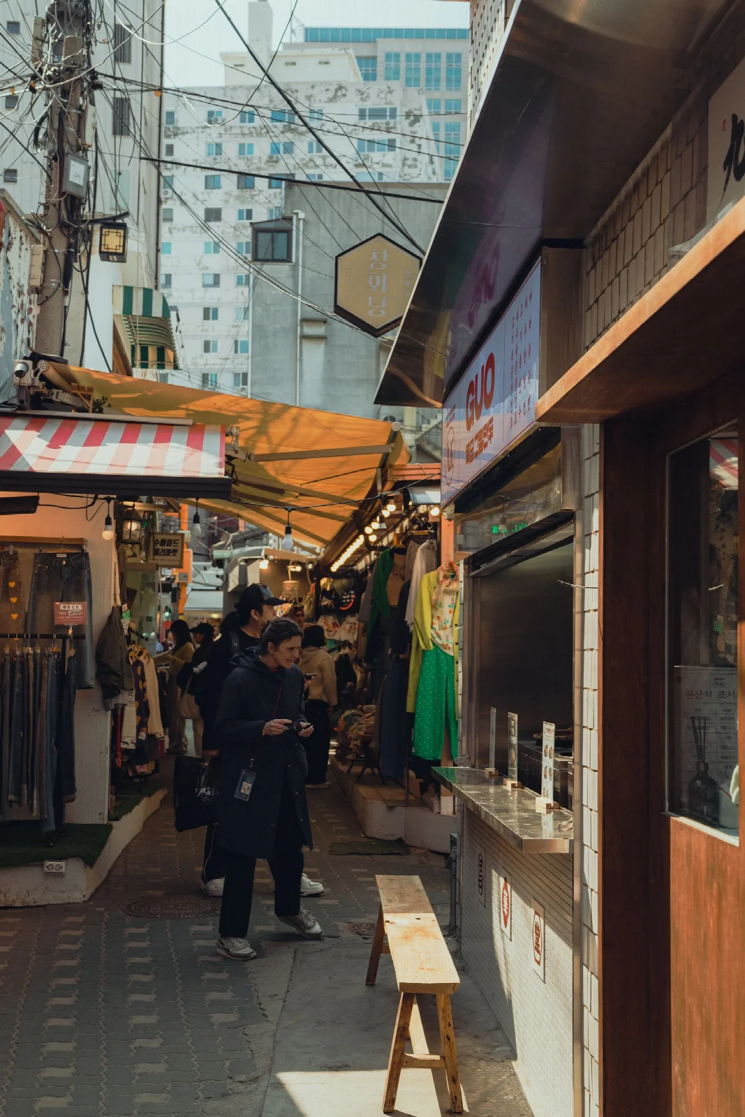 Seul’de pazar sokağı boyunca dükkânlar, tabelalar ve günlük yaşam