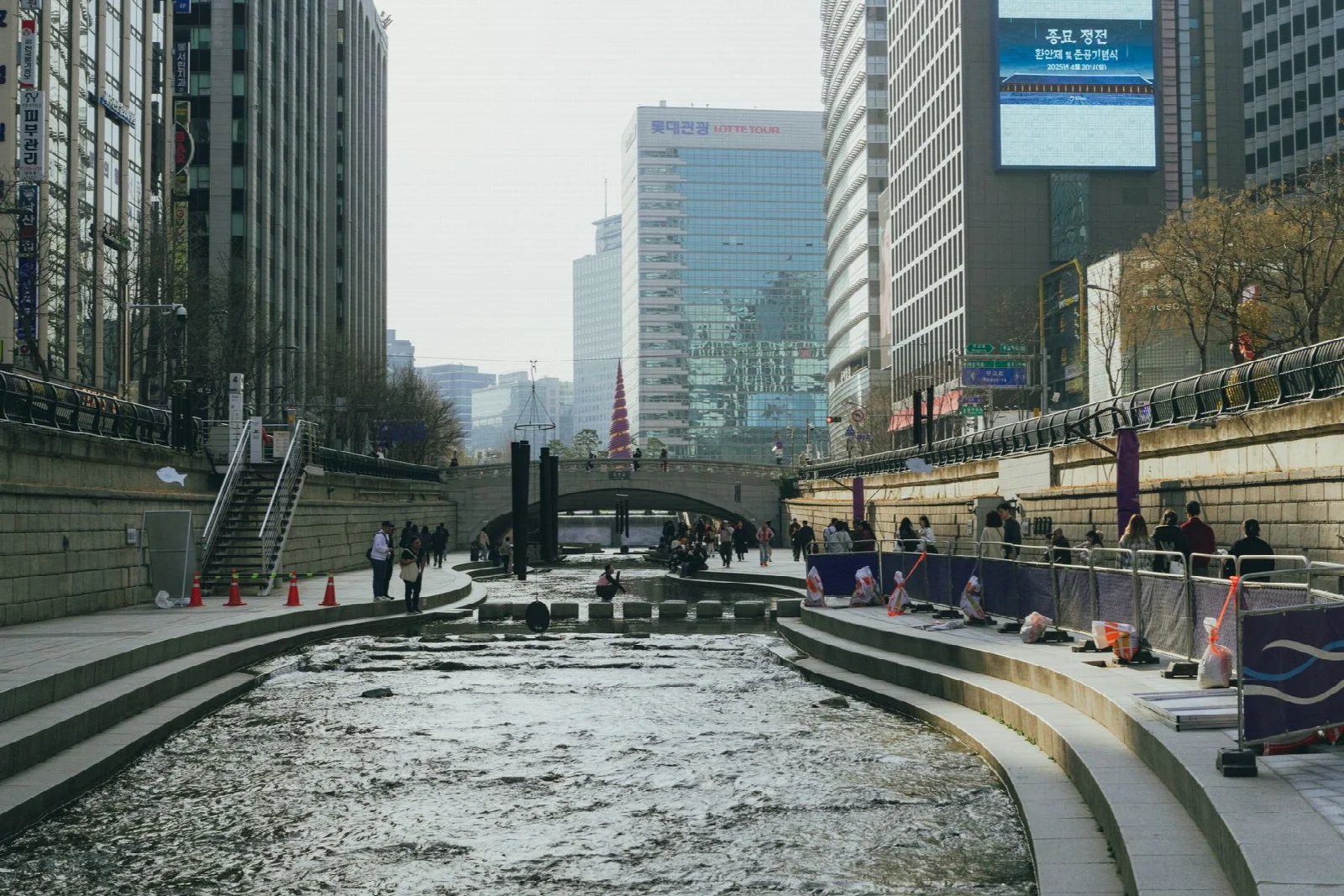 Seul merkezinde Cheonggyecheon boyunca su kıyısındaki yürüyüş yolu