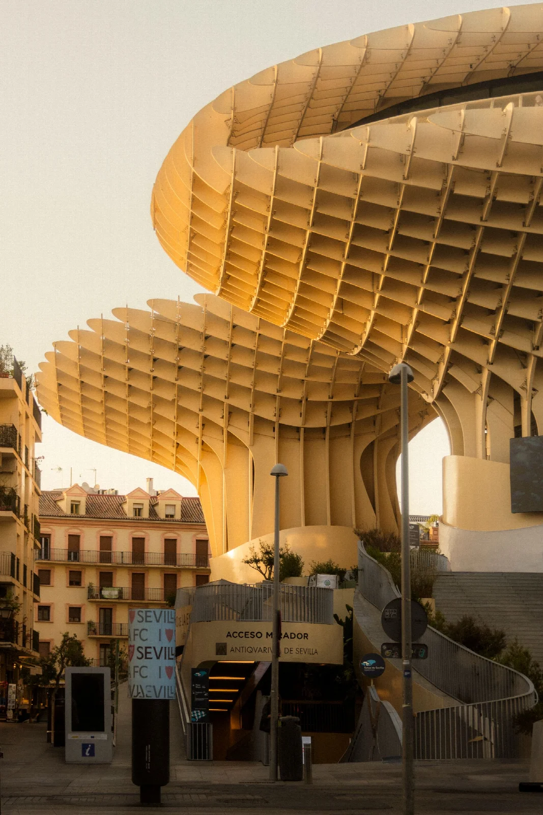 Sevilla Setas yapısının kıvrımlı dış yüzeyi ve altındaki sokak görünümü