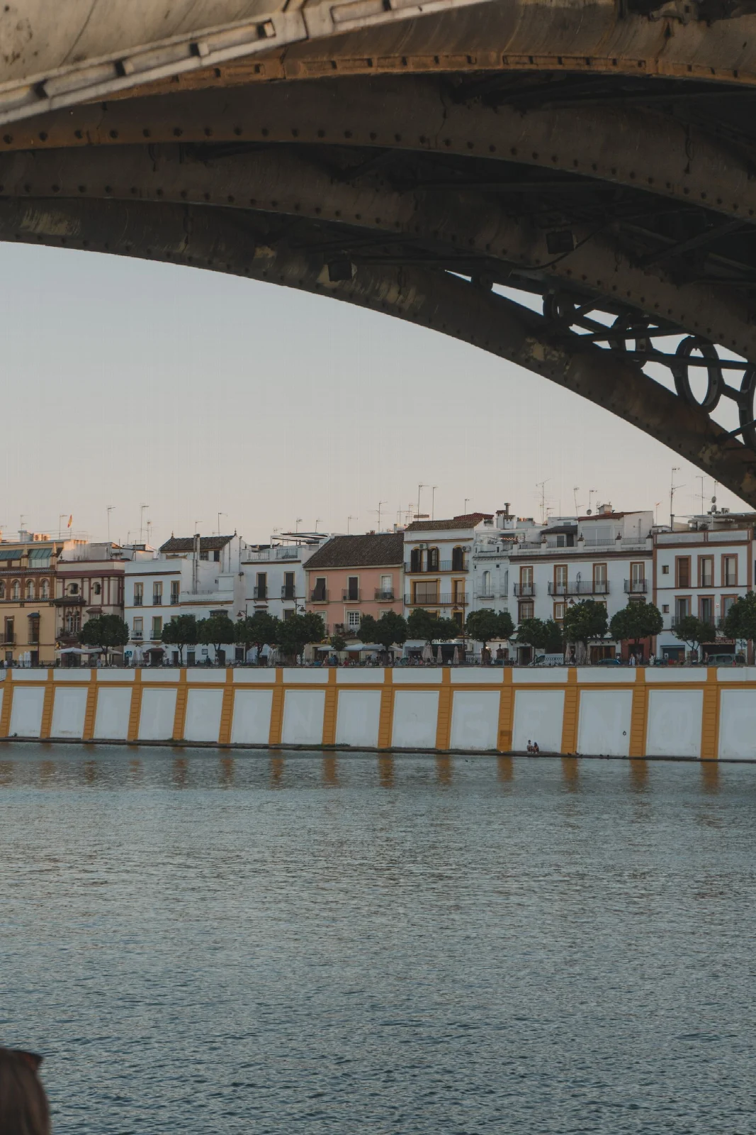 Sevilla’da köprü kemeri altından Triana kıyısına ve nehre bakış