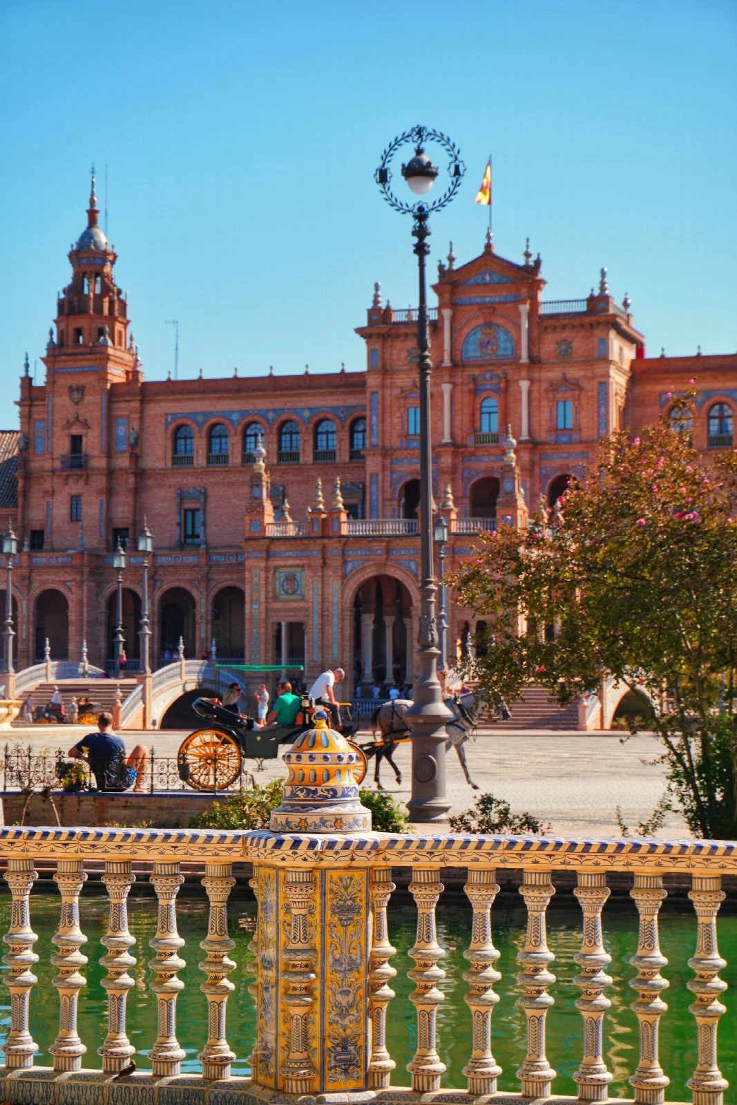 Sevilla Plaza de España’nın süslü cephesi ve geniş meydan görünümü