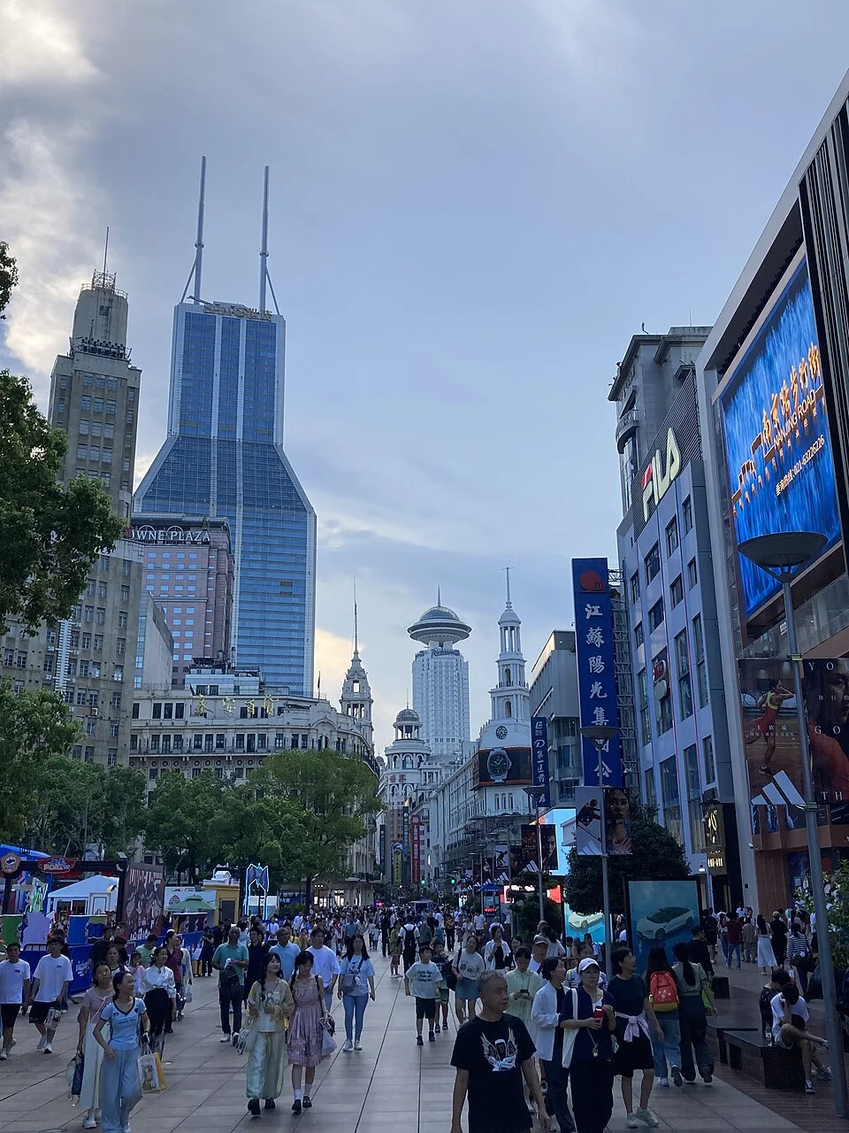 Şangay Nanjing Road gündüz görünümü; Nikolamikovic82, 4 Ağustos 2024. Merkezde yemek molalarına şehir bağlamı.