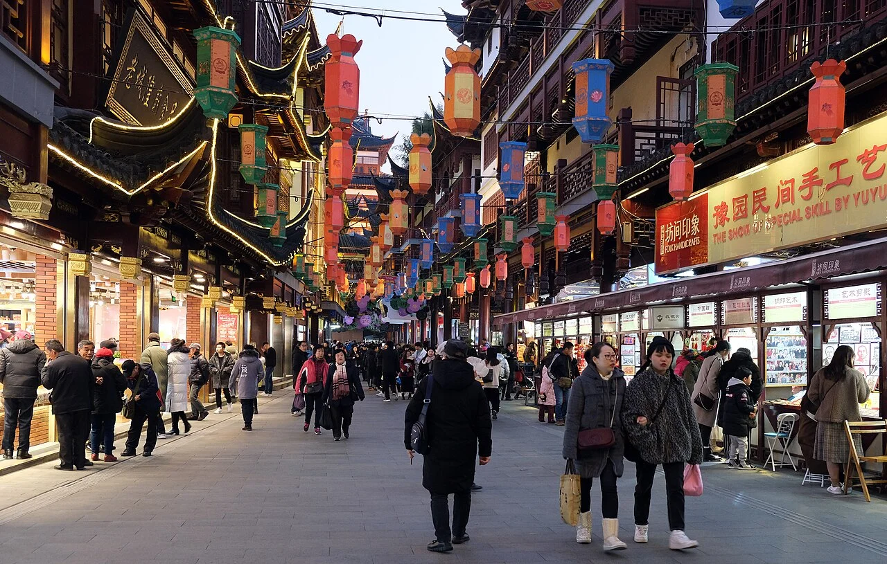 Yuyuan Tourist Mart sokağı; kallerna, 8 Ocak 2020. Bahçenin içi değil, çevredeki çarşıdır.