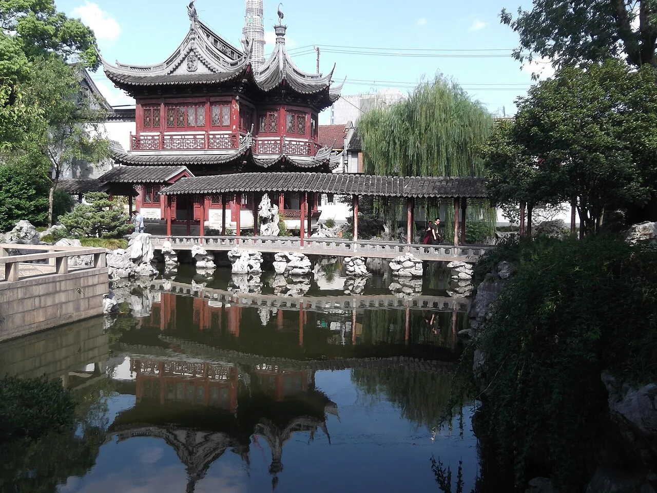 Yu Garden göleti ve pavyonu; Jpbowen, 18 Eylül 2013. Bahçe ziyareti ile öğle molasının rota bağlamı.