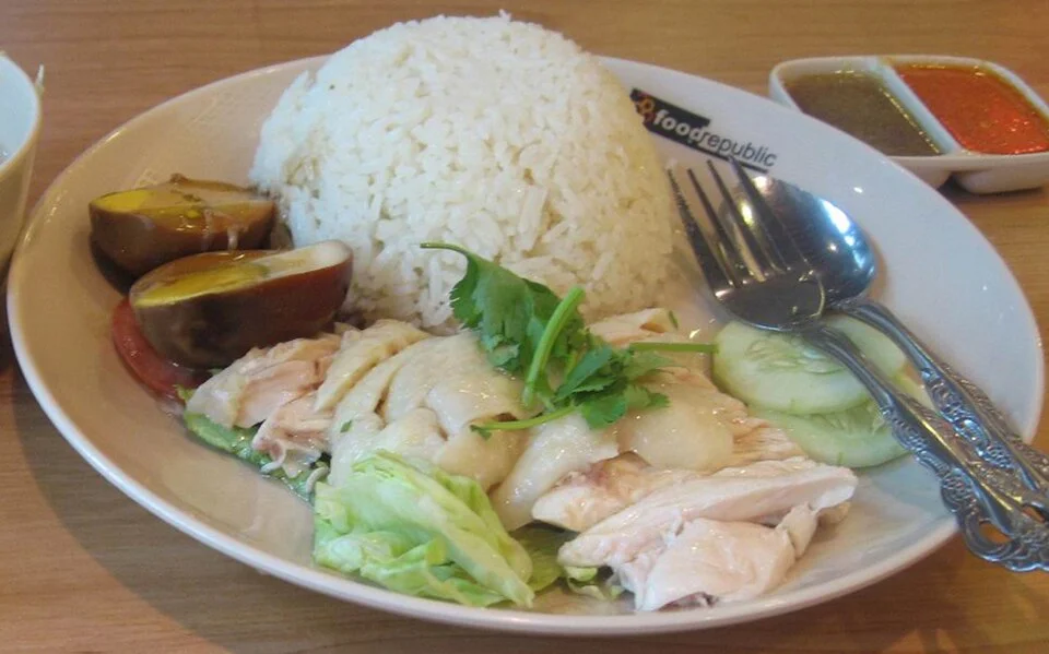 Hainanese chicken rice yemek örneği, 14 Mart 2006; Terence Ong fotoğrafı, Vsion düzenlemesi; tam restoran veya şehir kaynakta doğrulanmış gibi sunulmaz.