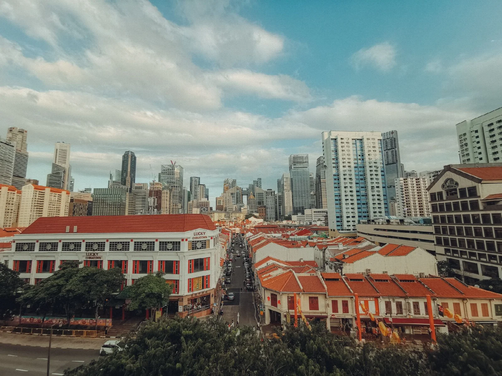 Singapur Chinatown’un kırmızı çatıları ve arkadaki yüksek binalar