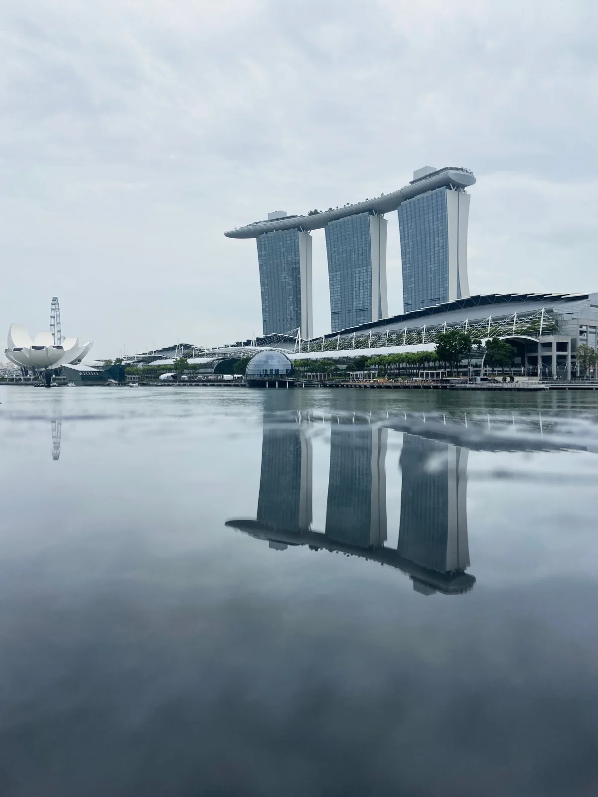 Singapur Marina Bay Sands binası ve körfezdeki yansıması