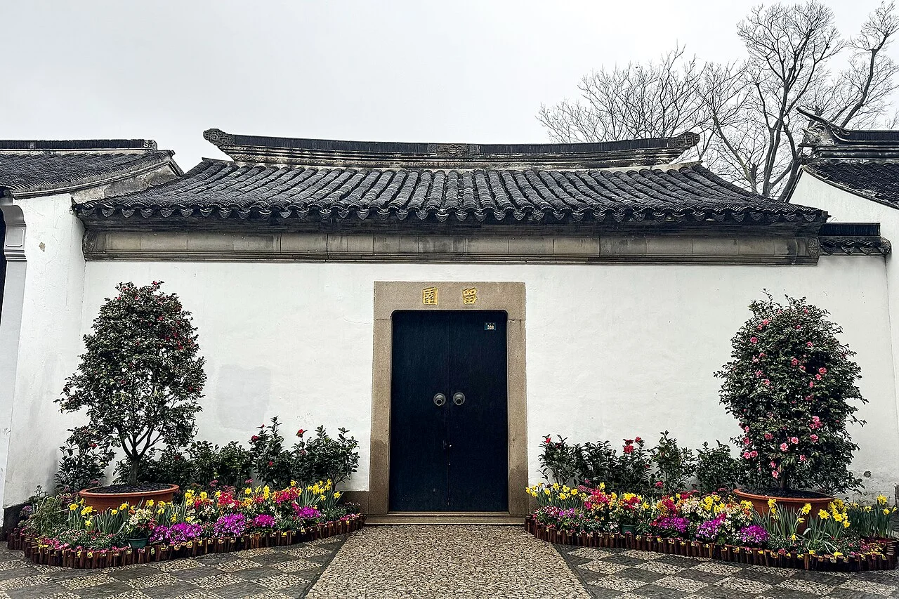 Lingering Garden avlusunun kapısı; Windmemories, 3 Şubat 2024. İkinci günün gezi çevresi.