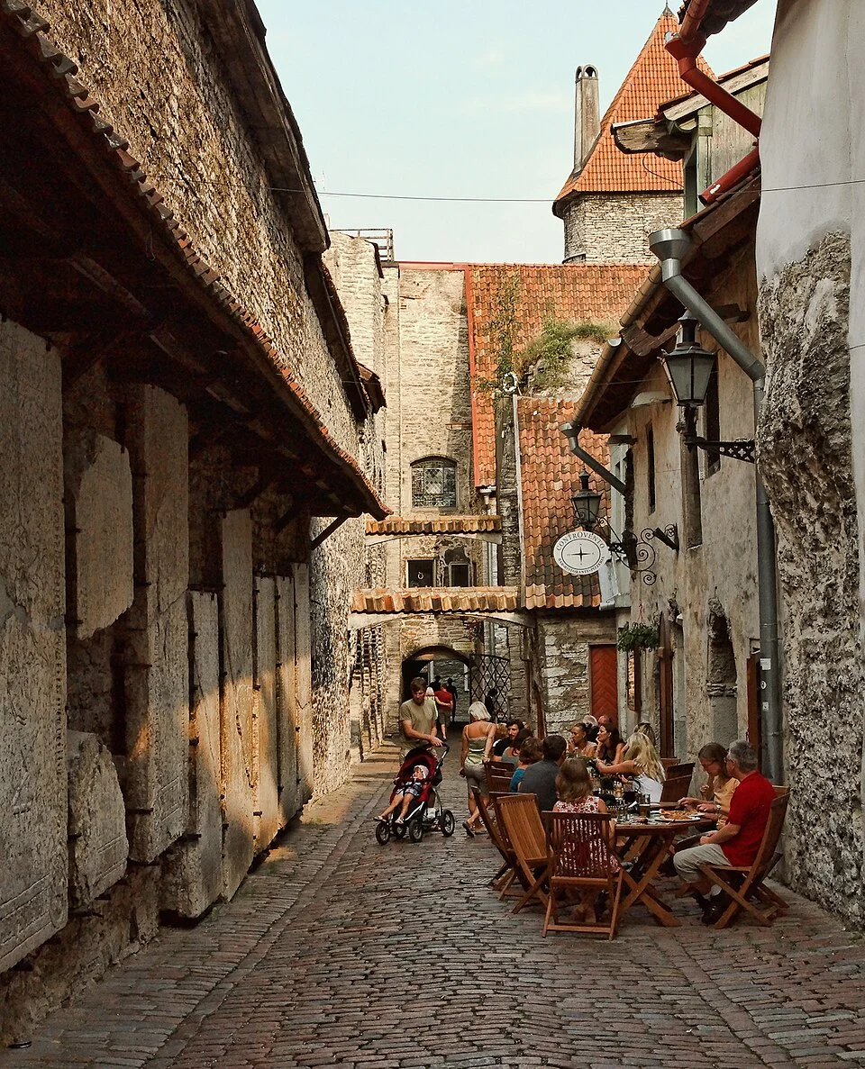 Tallinn St. Catherine’s Passage taş duvarları ve dar geçidi; 8 Ağustos 2010 fotoğrafı.