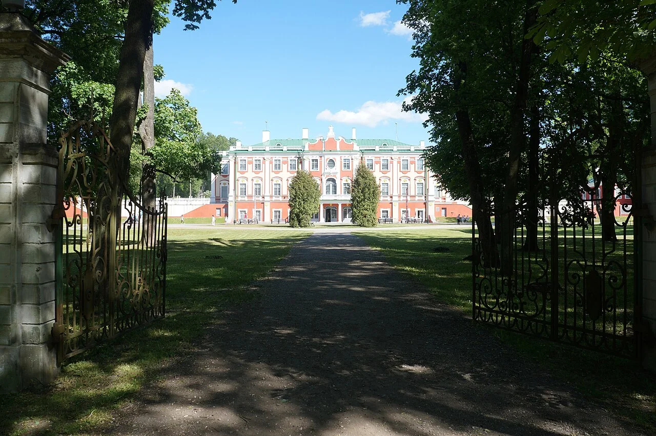 Tallinn Kadriorg Palace cephesine ağaçlar ve bahçe yolundan bakış; 12 Haziran 2015 fotoğrafı.