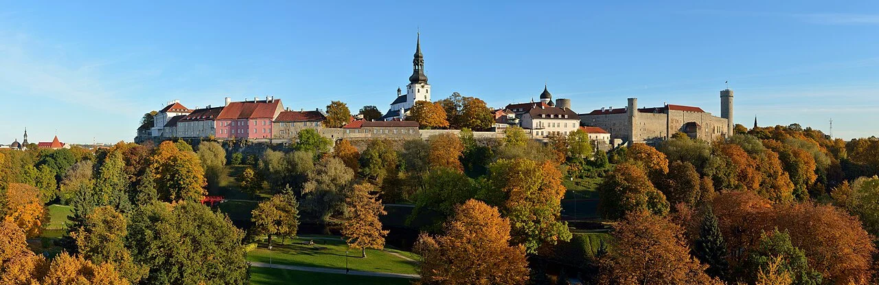 Tallinn Toompea tepesinin sonbahar panoraması; 11 Ekim 2013, Kohtuotsa platformundan çekilmiş bir görünüm değildir.