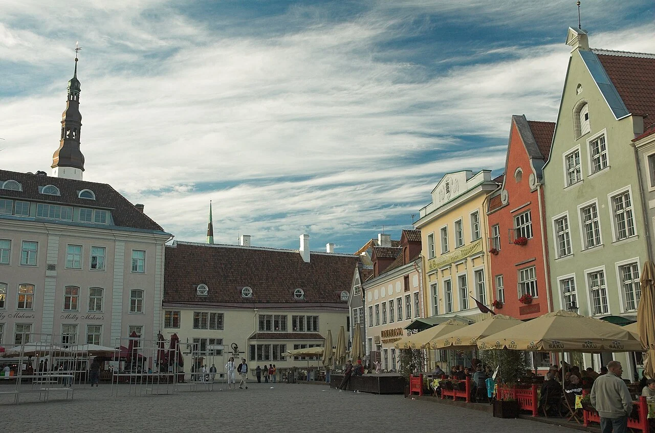Tallinn Raekoja plats meydanında tarihî cepheler ve masalar; 20 Temmuz 2006 arşiv fotoğrafı.