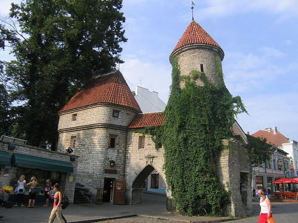 Tallinn eski şehrine girişte Viru Gates kuleleri; 11 Ağustos 2007 arşiv fotoğrafı.