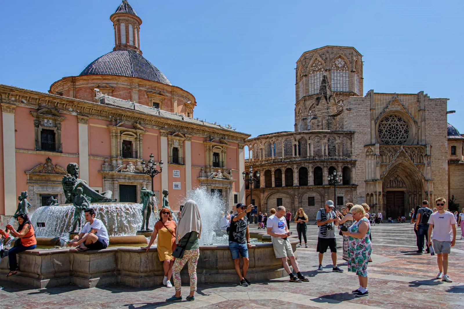Valencia Plaza de la Virgen’de çeşme, katedral çevresi ve meydandaki ziyaretçiler