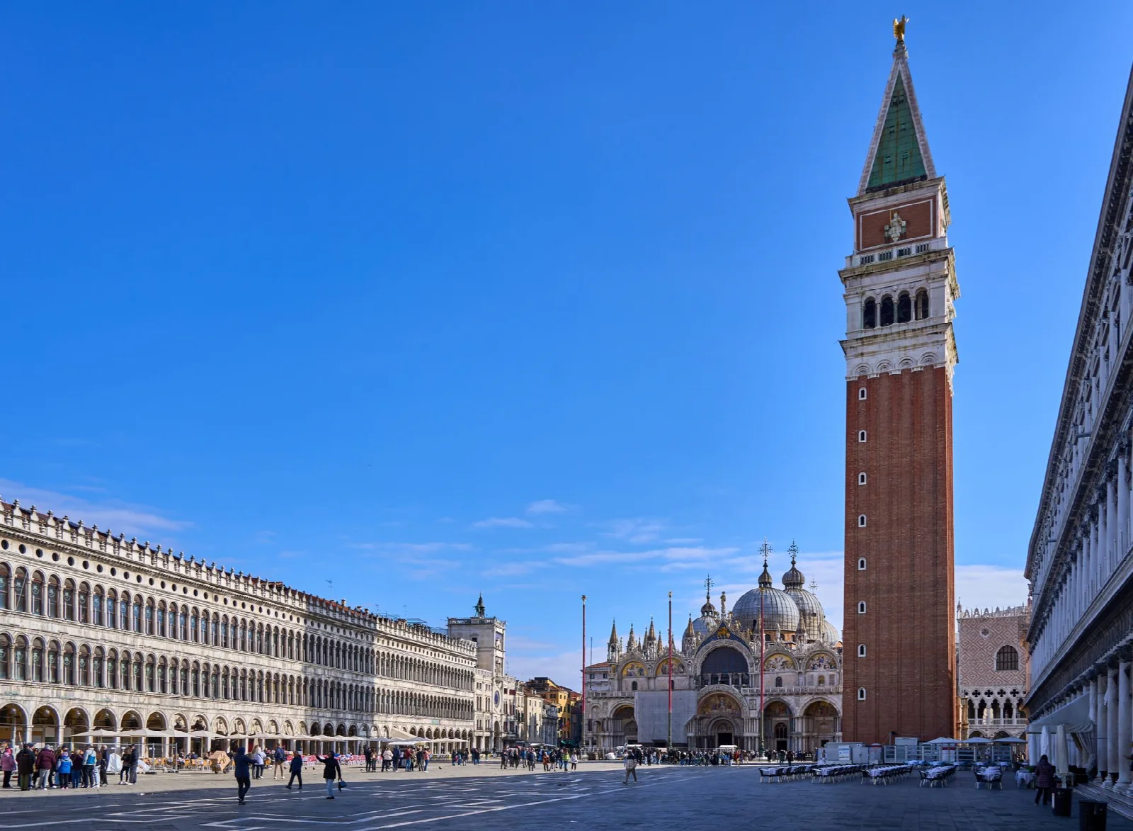 Venedik San Marco Meydanı’nda bazilika ve çan kulesi
