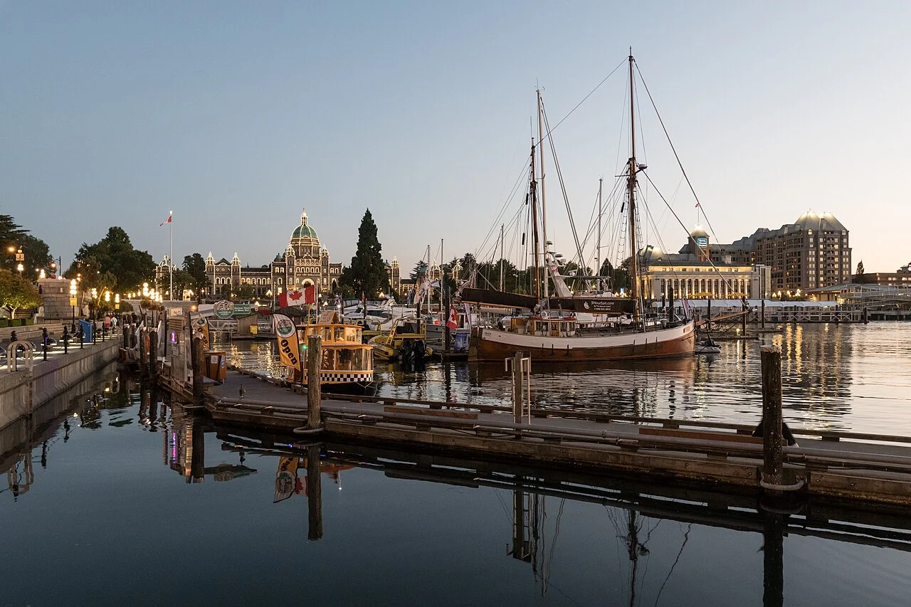 Victoria Inner Harbour ve akşam ışığında British Columbia Parlamento Binaları, 2024