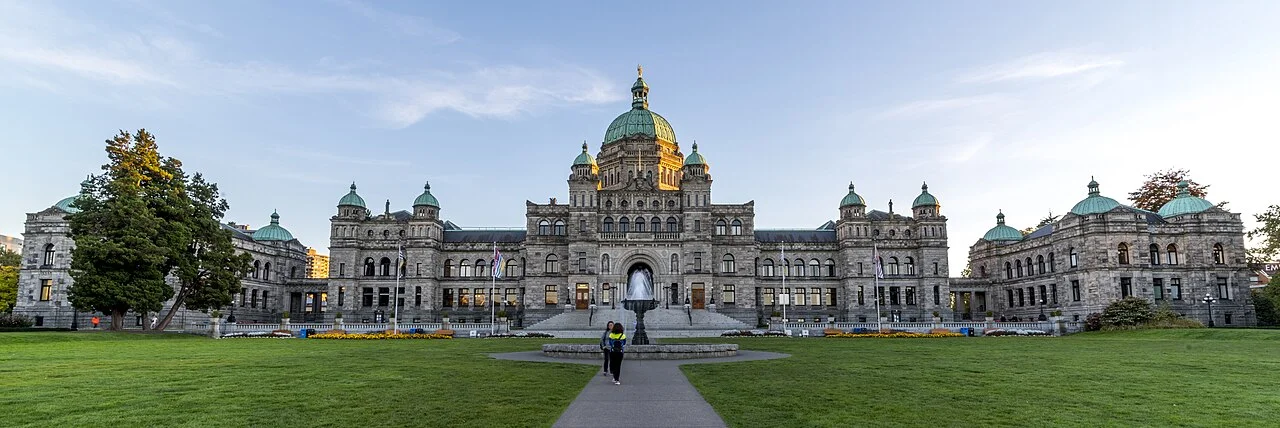 British Columbia Parlamento Binalarının geniş cephe görünümü, 2018